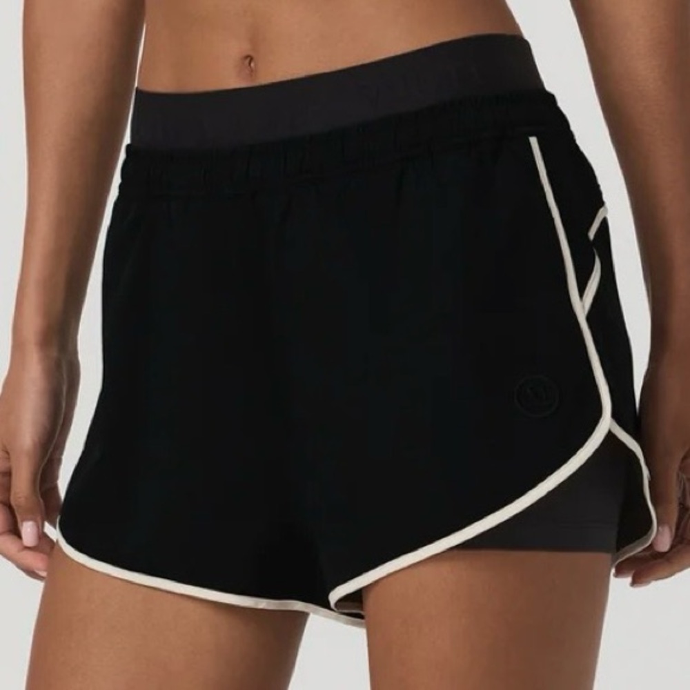 Vuori Luna Piped 2” short Black , medium.